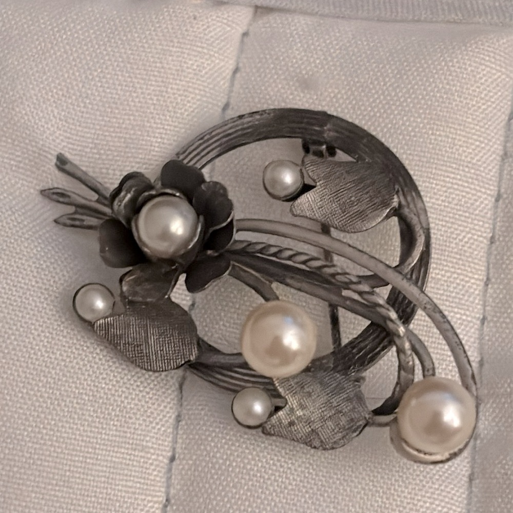 Elegant vintage Silver tone Brooch with Pearls!!